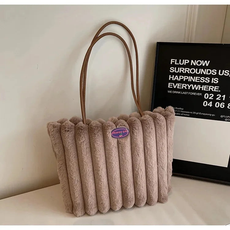 Tote bag a righe in peluche – borsa capiente e soffice per inverno 2025