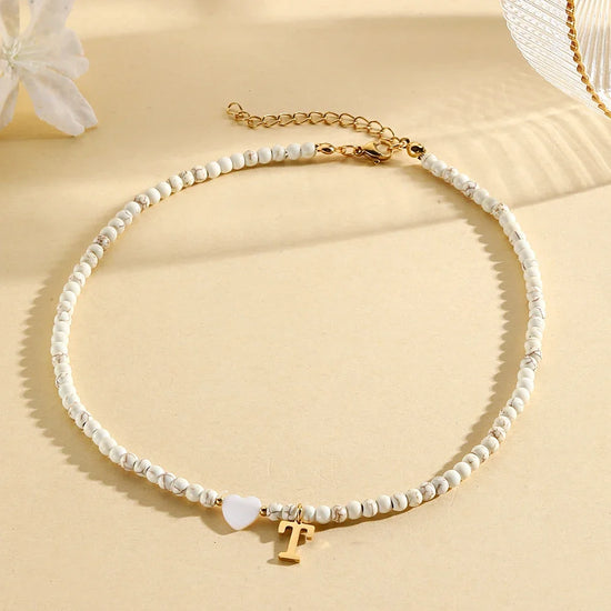 Choker boho con perline, cuore in conchiglia e iniziale in acciaio – collana personalizzata stile 2025