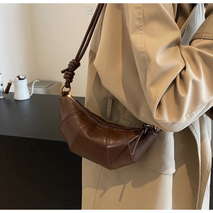 Borsetta baguette crossbody in velluto 2025 – stile western, zip e look raffinato minimal