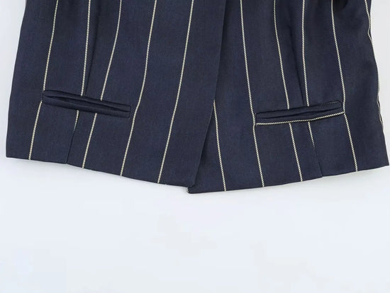 Completo donna a righe con giacca corta e pantaloni dritti
