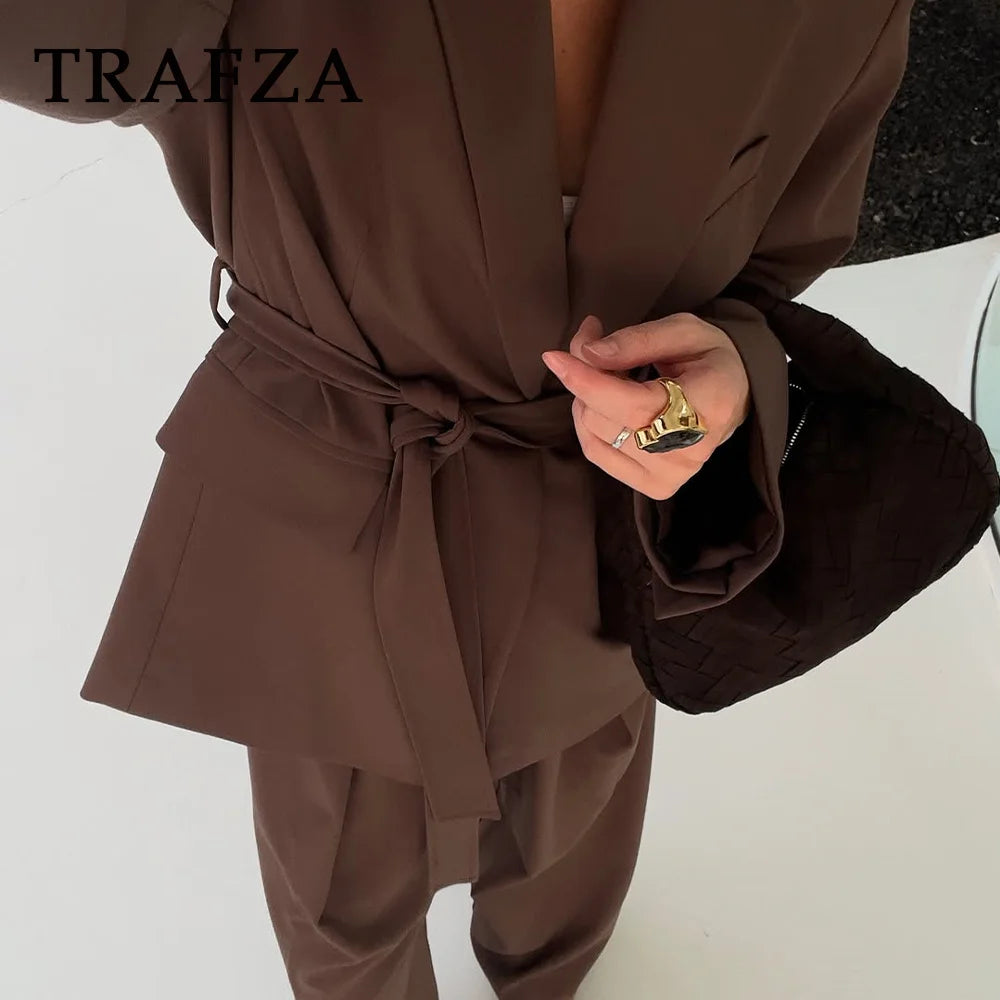 Completo donna ufficio 2025 ‒ blazer “shrug” + pantaloni lunghi dritti, stile elegante casual con cintura, perfetto