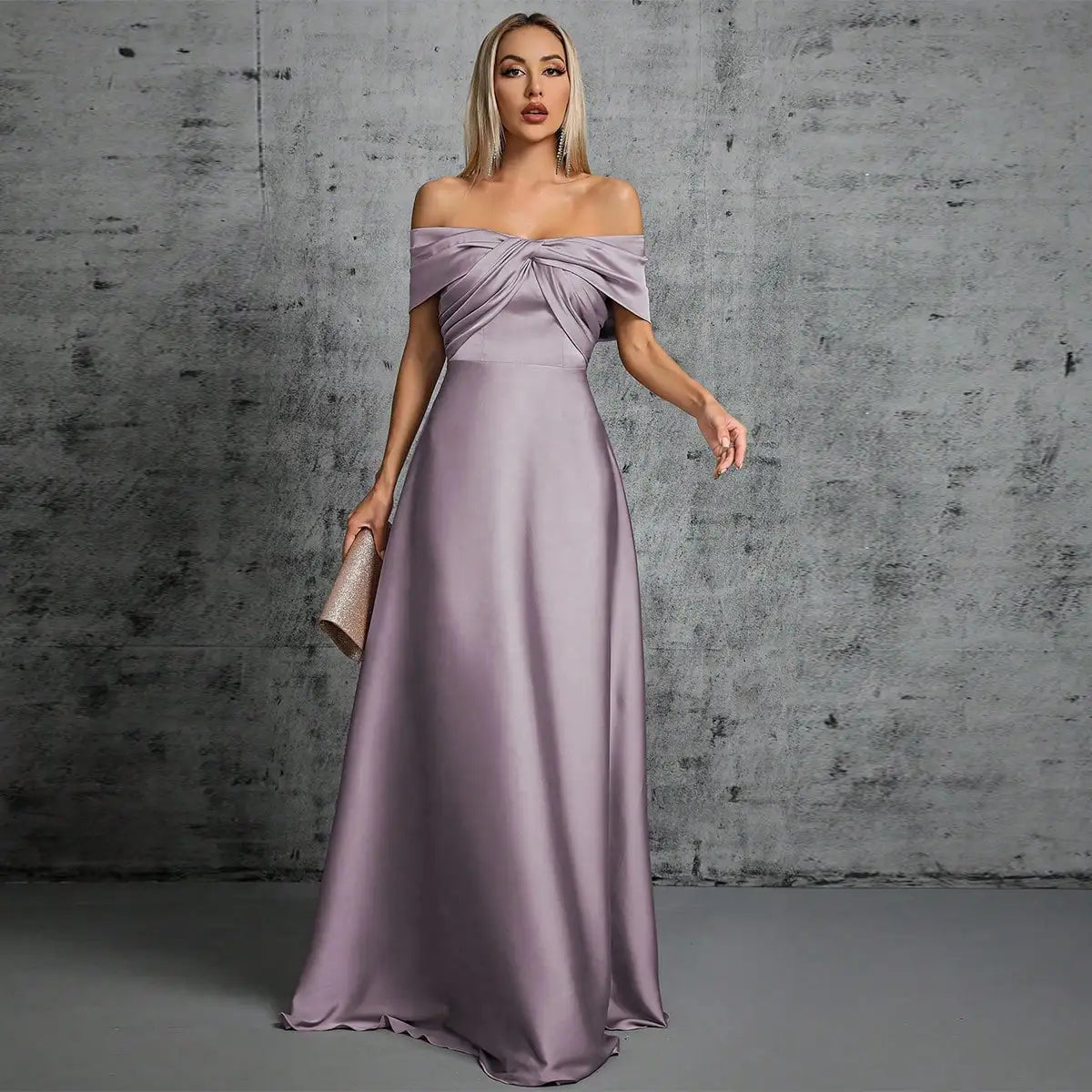 Abito Elegante Lungo in Satin con Plissé – Scollo Irregolare e Look da Cerimonia