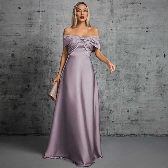 Abito Elegante Lungo in Satin con Plissé – Scollo Irregolare e Look da Cerimonia
