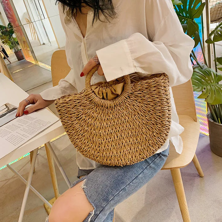 Moon Bag in paglia intrecciata – Borsa estiva a mezzaluna in tre dimensioni (S, M, L)