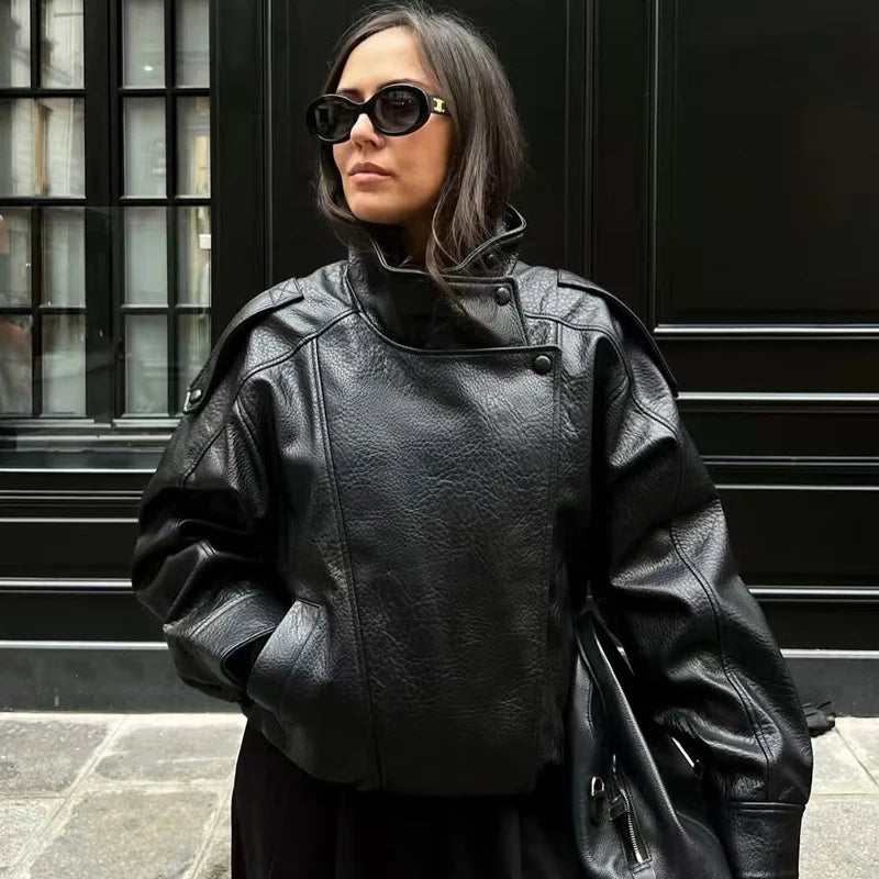 Bomber corto donna effetto pelle con zip e collo alto - foto 10 della galleria