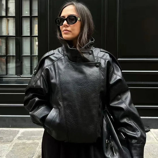 Bomber corto donna effetto pelle con zip e collo alto - foto 10 della galleria