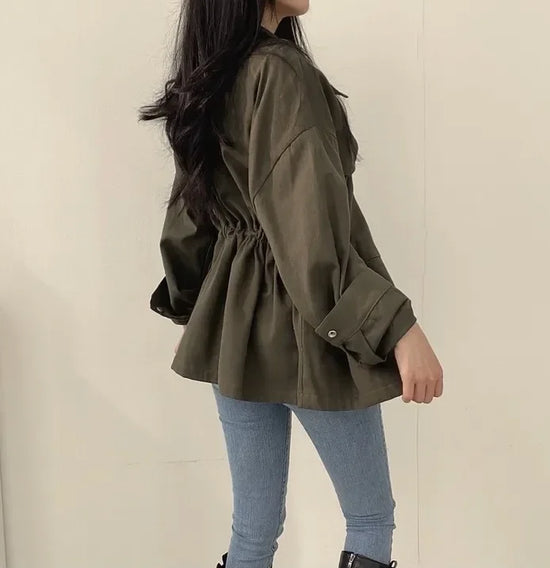 Giacca utility donna retro ‒ jacket con coulisse in vita, tasche, look chic autunno 2025