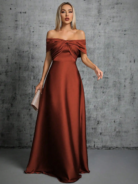 Abito Elegante Lungo in Satin con Plissé – Scollo Irregolare e Look da Cerimonia