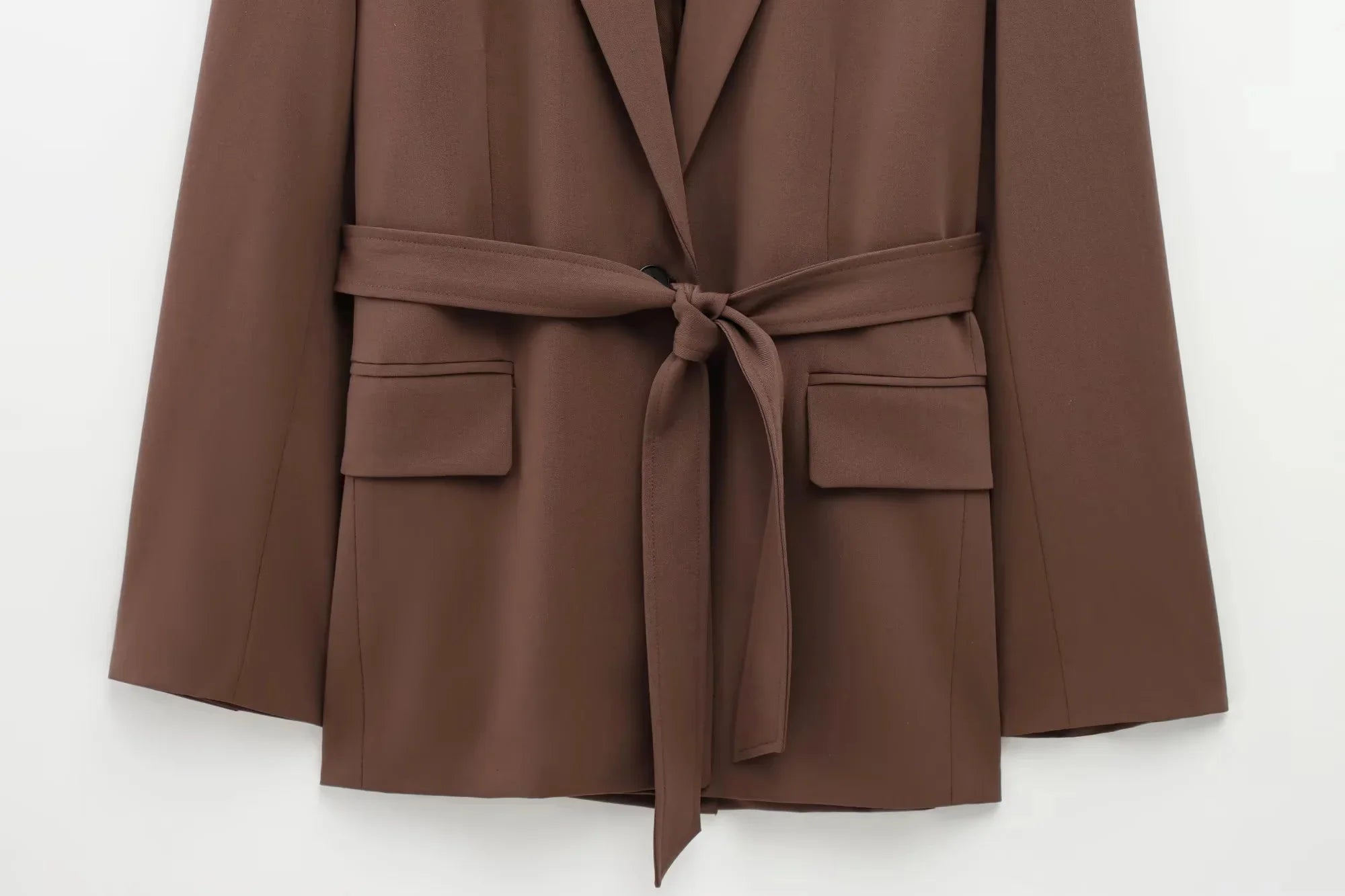 Completo donna ufficio 2025 ‒ blazer “shrug” + pantaloni lunghi dritti, stile elegante casual con cintura, perfetto