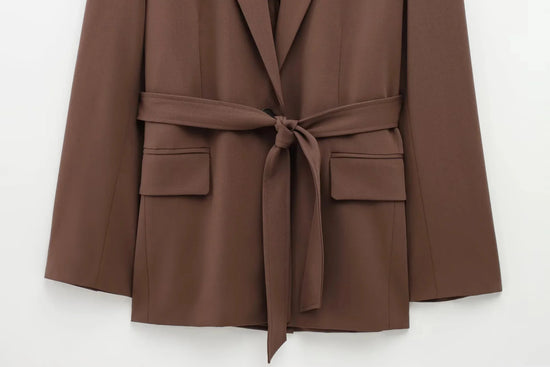 Completo donna ufficio 2025 ‒ blazer “shrug” + pantaloni lunghi dritti, stile elegante casual con cintura, perfetto