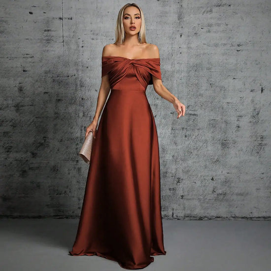 Abito Elegante Lungo in Satin con Plissé – Scollo Irregolare e Look da Cerimonia