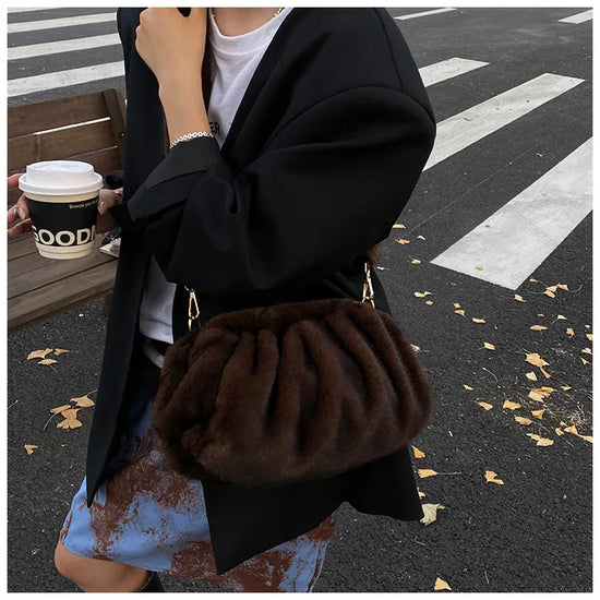 Borsa Crossbody Fluffy Cloud in Ecopelliccia – Clutch Imbottita d’Inverno per Donna, Versatile e Morbida