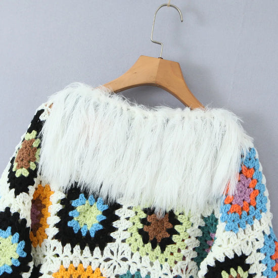 Cardigan lungo boho con frange e patchwork floreale – cardigan crochet con tasselli e texture shaggy dai colori vividi