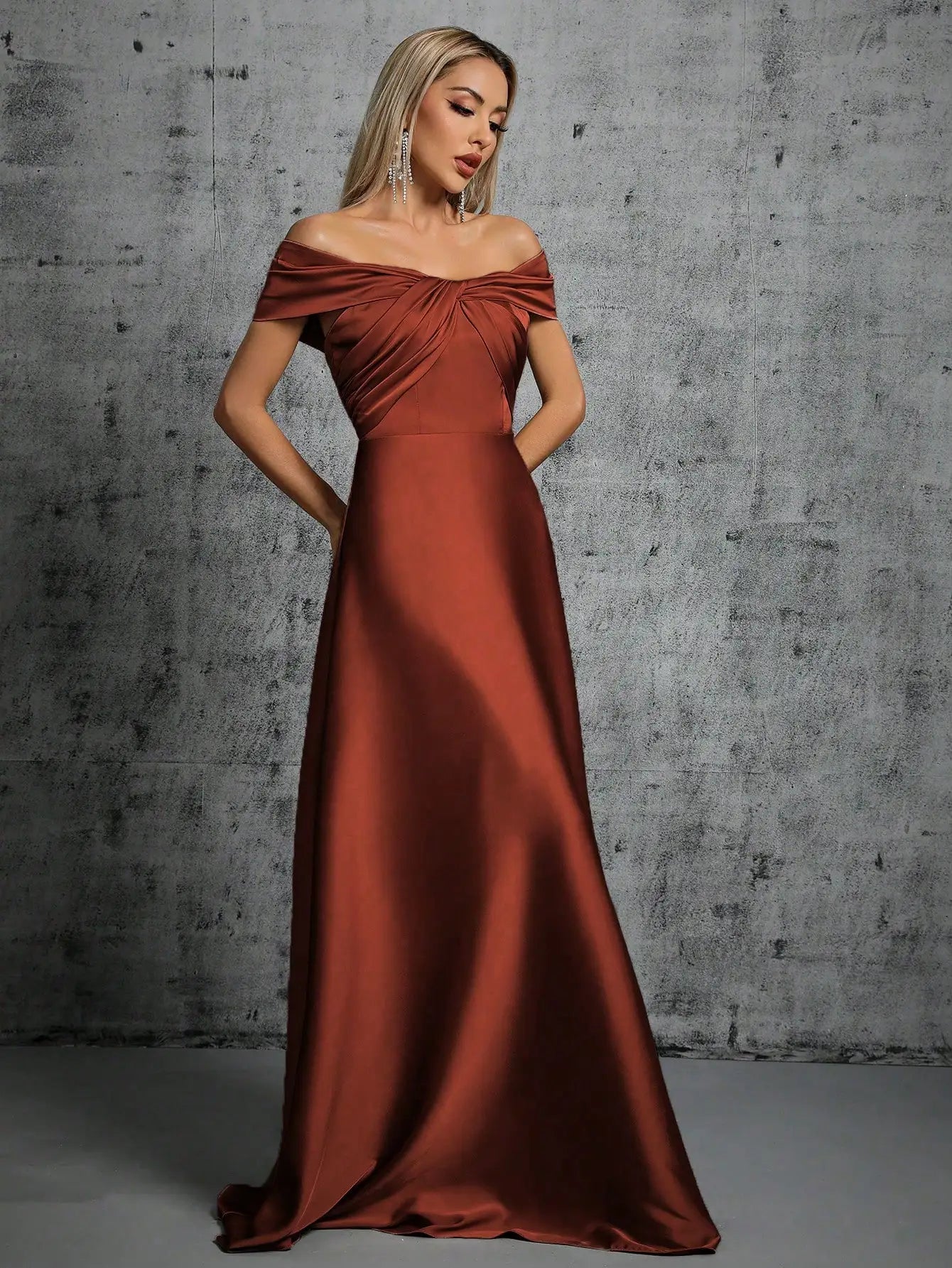 Abito Elegante Lungo in Satin con Plissé – Scollo Irregolare e Look da Cerimonia