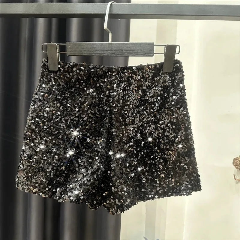 Shorts da donna “Spice Girls” con strass, zip frontale e dettagli suède – look glam estivo 2025