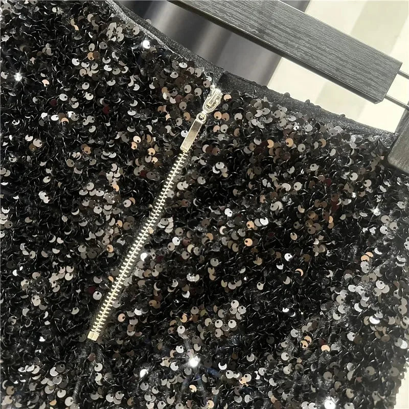 Shorts da donna “Spice Girls” con strass, zip frontale e dettagli suède – look glam estivo 2025
