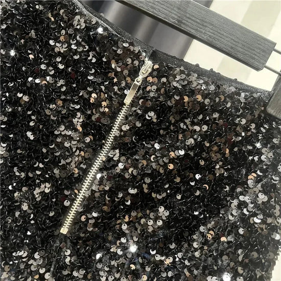 Shorts da donna “Spice Girls” con strass, zip frontale e dettagli suède – look glam estivo 2025