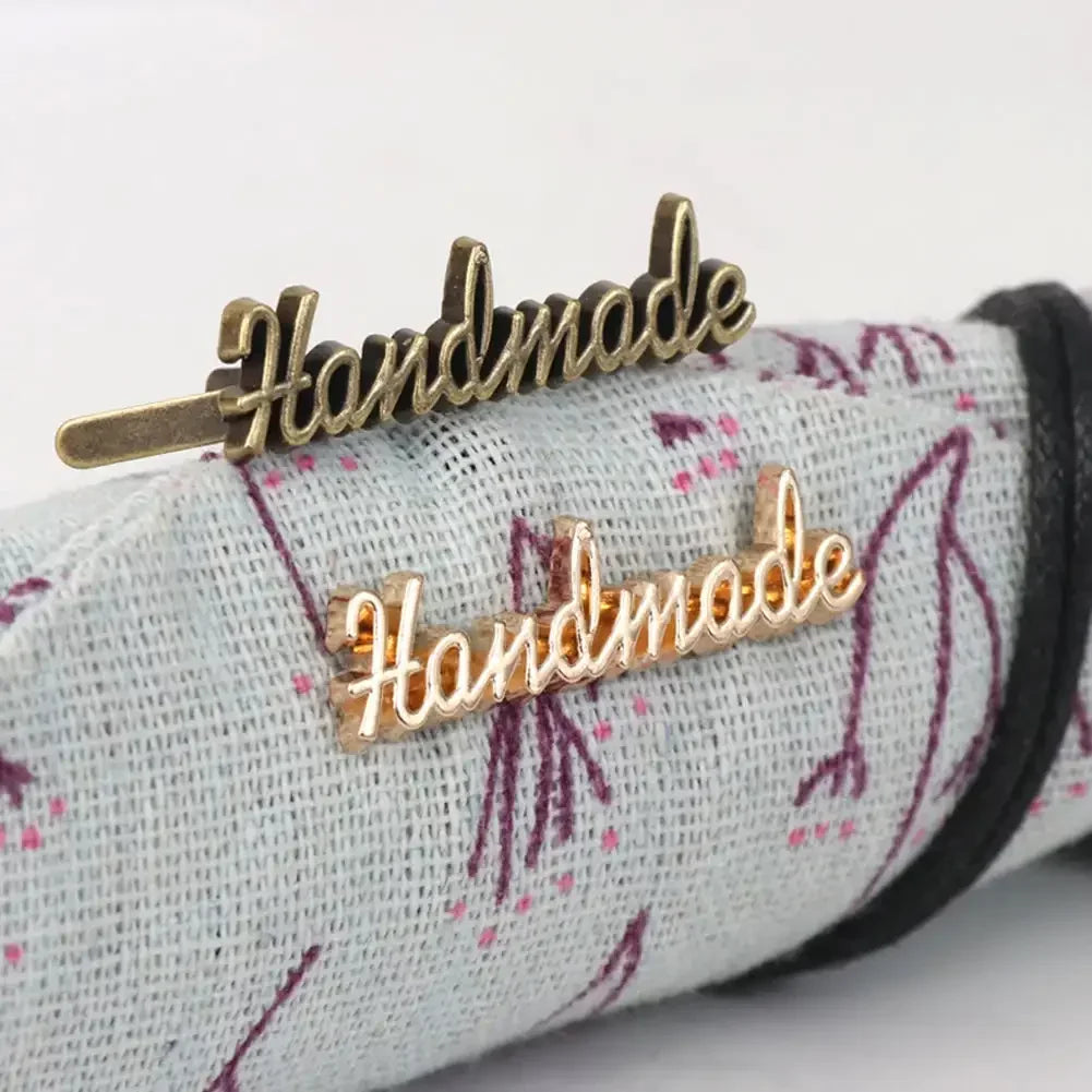 10Pcs Handmade etichette in metallo fatte a mano – Personalizzazione per abbigliamento, scarpe, borse e progetti