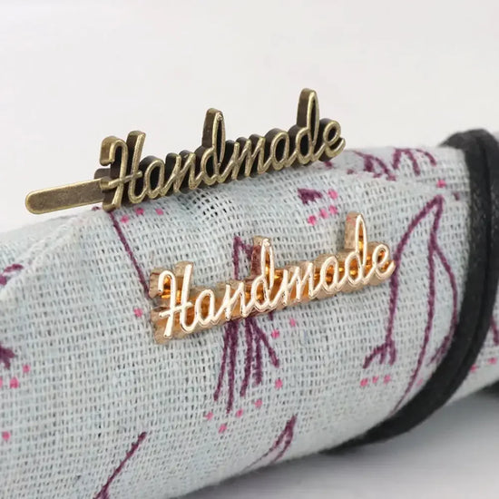 10Pcs Handmade etichette in metallo fatte a mano – Personalizzazione per abbigliamento, scarpe, borse e progetti