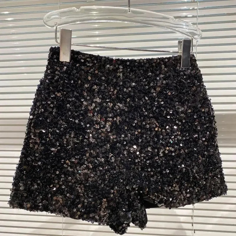 Shorts da donna “Spice Girls” con strass, zip frontale e dettagli suède – look glam estivo 2025