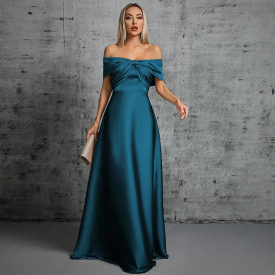 Abito Elegante Lungo in Satin con Plissé – Scollo Irregolare e Look da Cerimonia