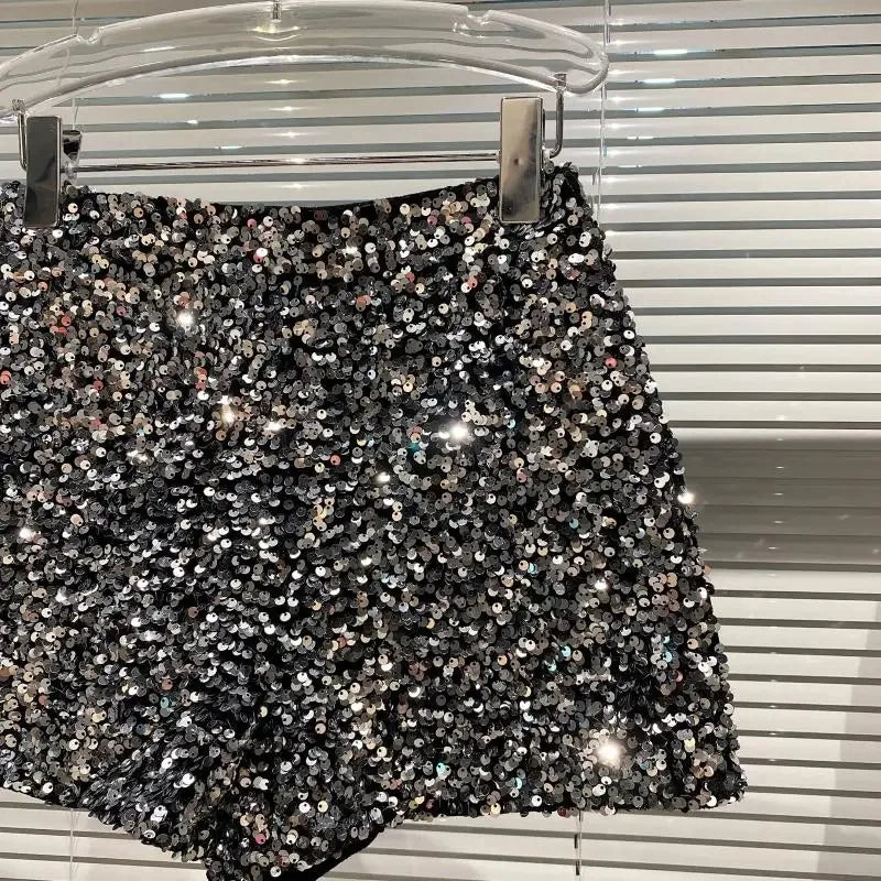 Shorts da donna “Spice Girls” con strass, zip frontale e dettagli suède – look glam estivo 2025
