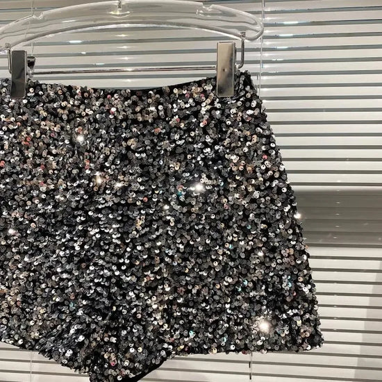 Shorts da donna “Spice Girls” con strass, zip frontale e dettagli suède – look glam estivo 2025