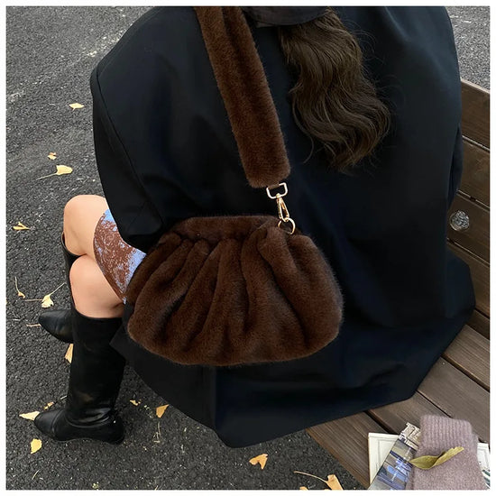 Borsa Crossbody Fluffy Cloud in Ecopelliccia – Clutch Imbottita d’Inverno per Donna, Versatile e Morbida