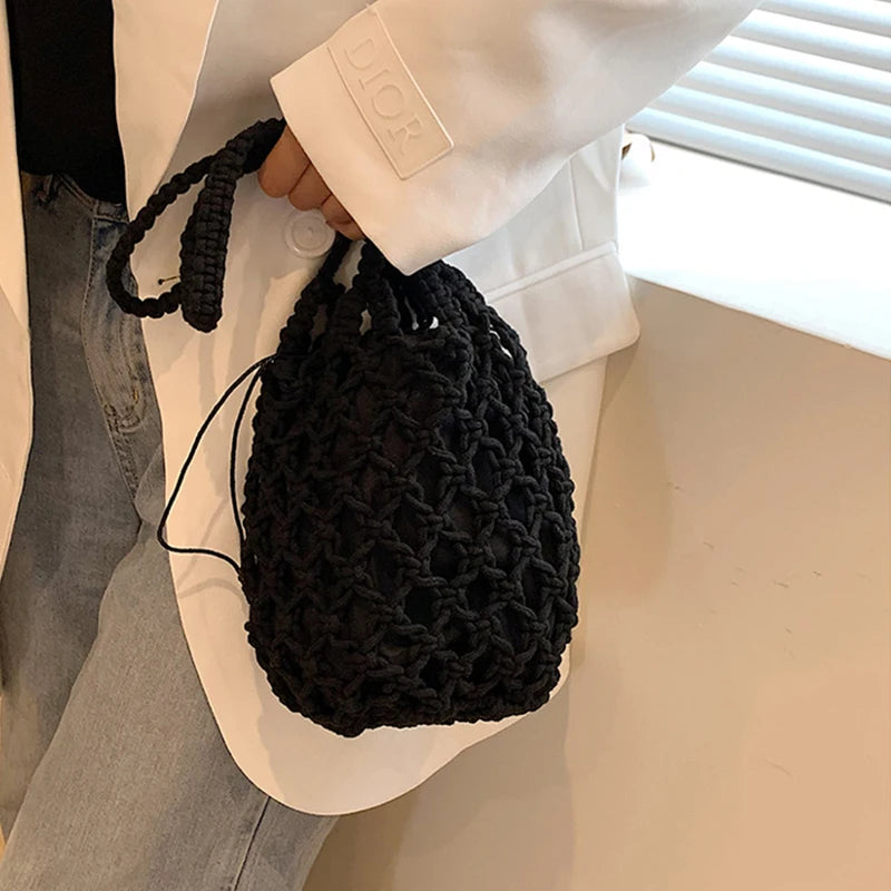 Borsa a secchiello in paglia intrecciata a mano – con coulisse e tracolla, perfetta per spiaggia e shopping