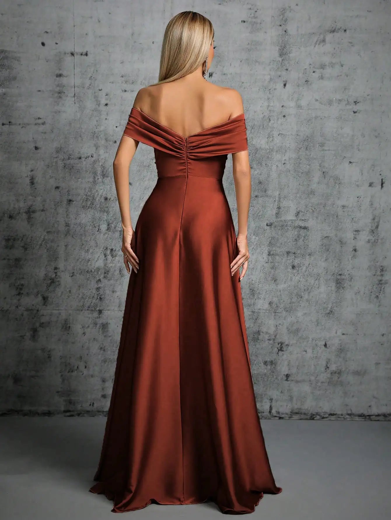 Abito Elegante Lungo in Satin con Plissé – Scollo Irregolare e Look da Cerimonia