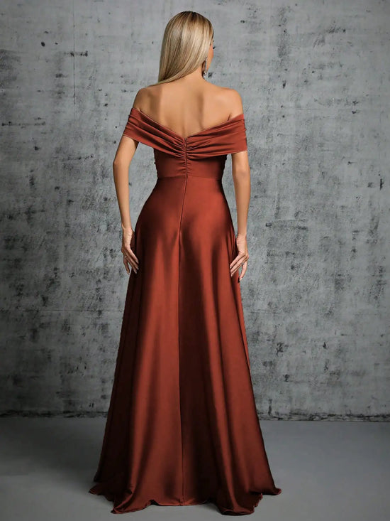 Abito Elegante Lungo in Satin con Plissé – Scollo Irregolare e Look da Cerimonia