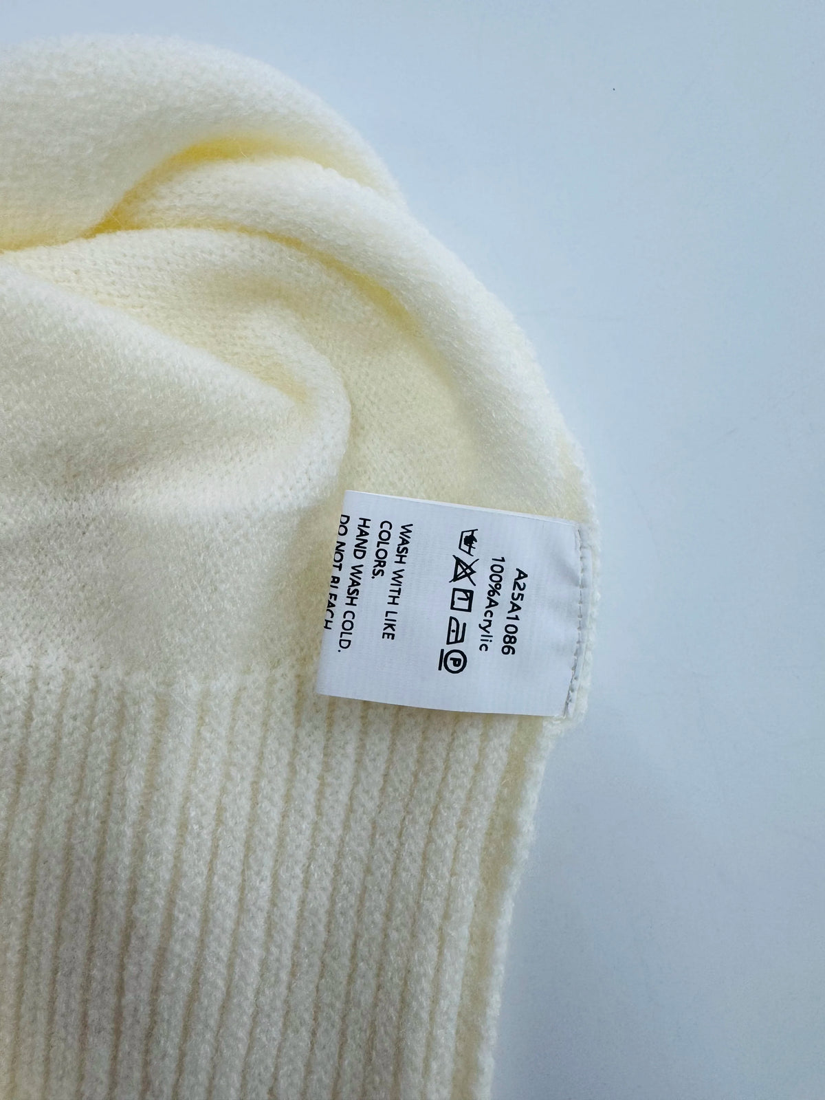 Maglione donna asimmetrico a collo alto e maniche lunghe