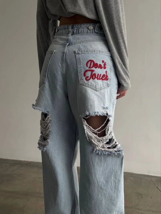 Jeans Donna Streetwear Strappati con Ricamo sul Retro