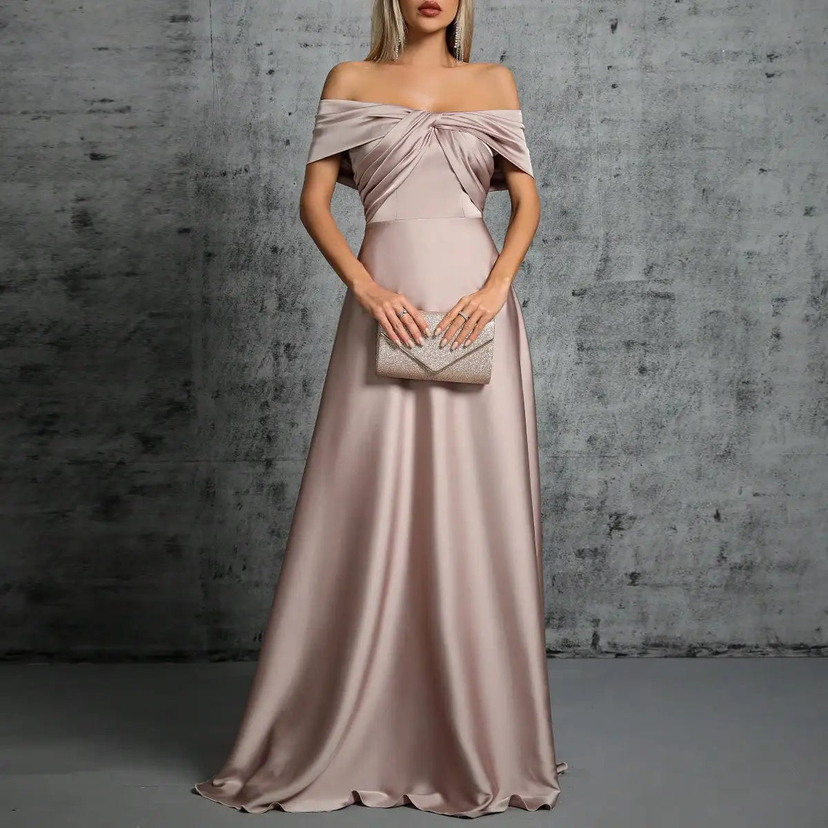Abito Elegante Lungo in Satin con Plissé – Scollo Irregolare e Look da Cerimonia