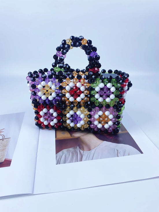 Borsa con perline colorata intrecciata donna – borsa a mano handmade stile Little Red Book elegante e trendy 2025
