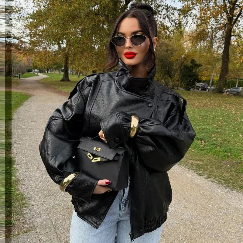Bomber corto donna effetto pelle con zip e collo alto - foto 6 della galleria