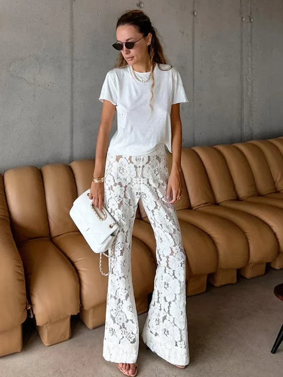 Pantaloni flare bianchi a vita alta in pizzo floreale – Estate 2025