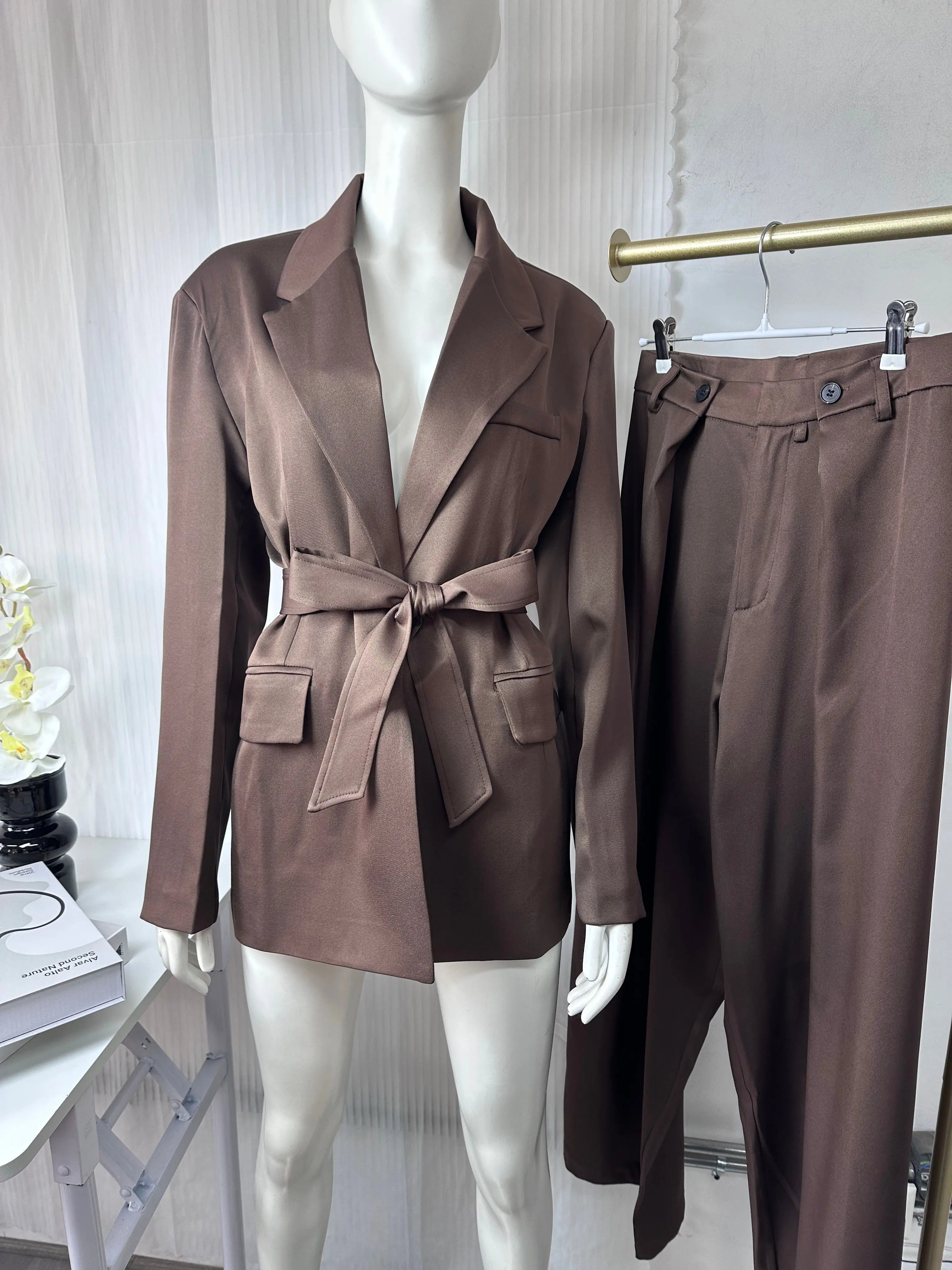 Completo donna ufficio 2025 ‒ blazer “shrug” + pantaloni lunghi dritti, stile elegante casual con cintura, perfetto
