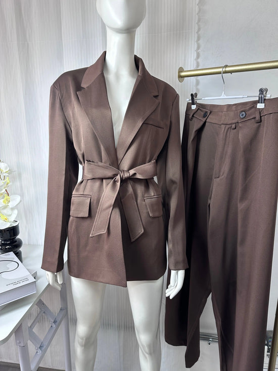 Completo donna ufficio 2025 ‒ blazer “shrug” + pantaloni lunghi dritti, stile elegante casual con cintura, perfetto