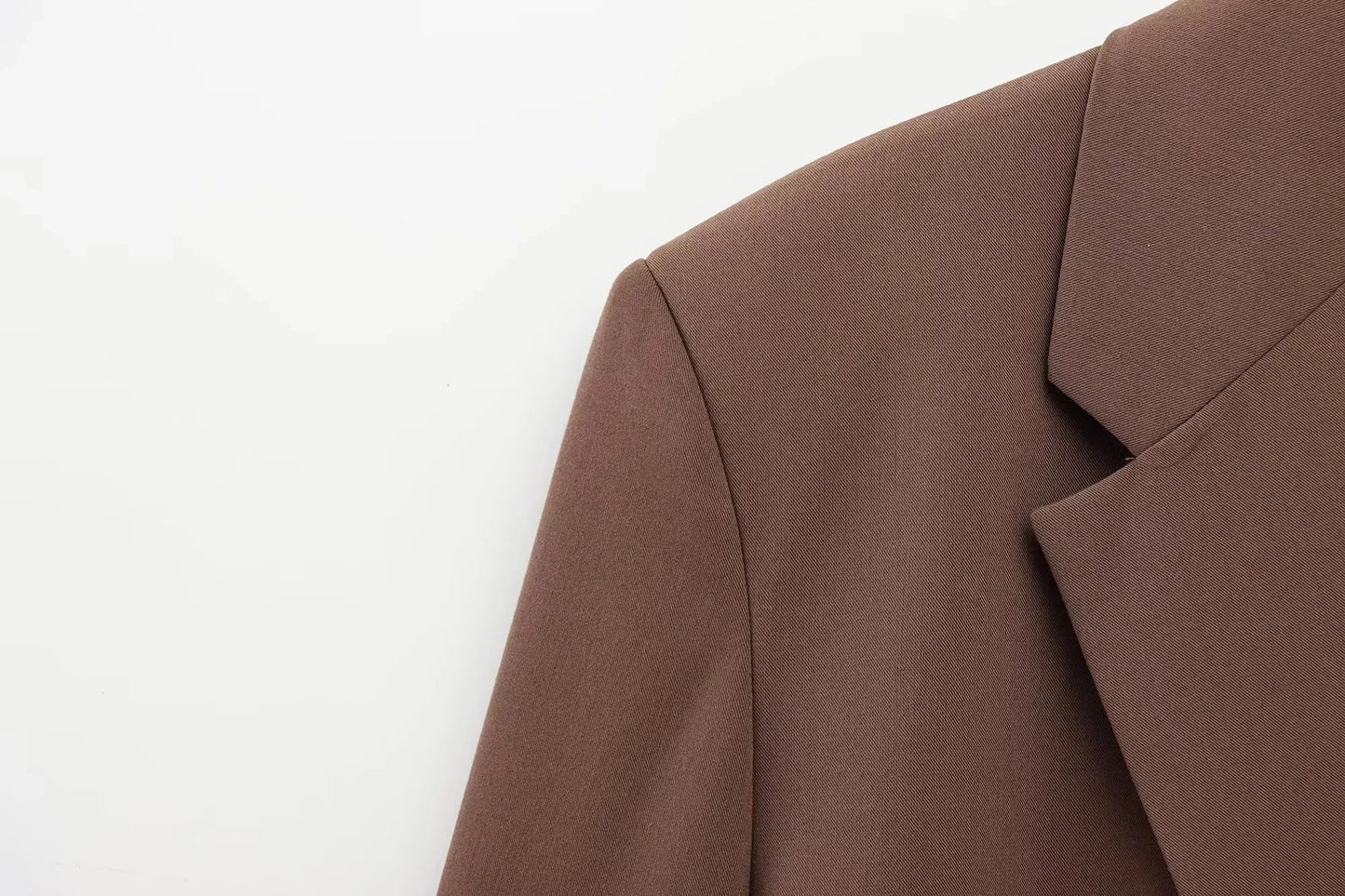 Completo donna ufficio 2025 ‒ blazer “shrug” + pantaloni lunghi dritti, stile elegante casual con cintura, perfetto