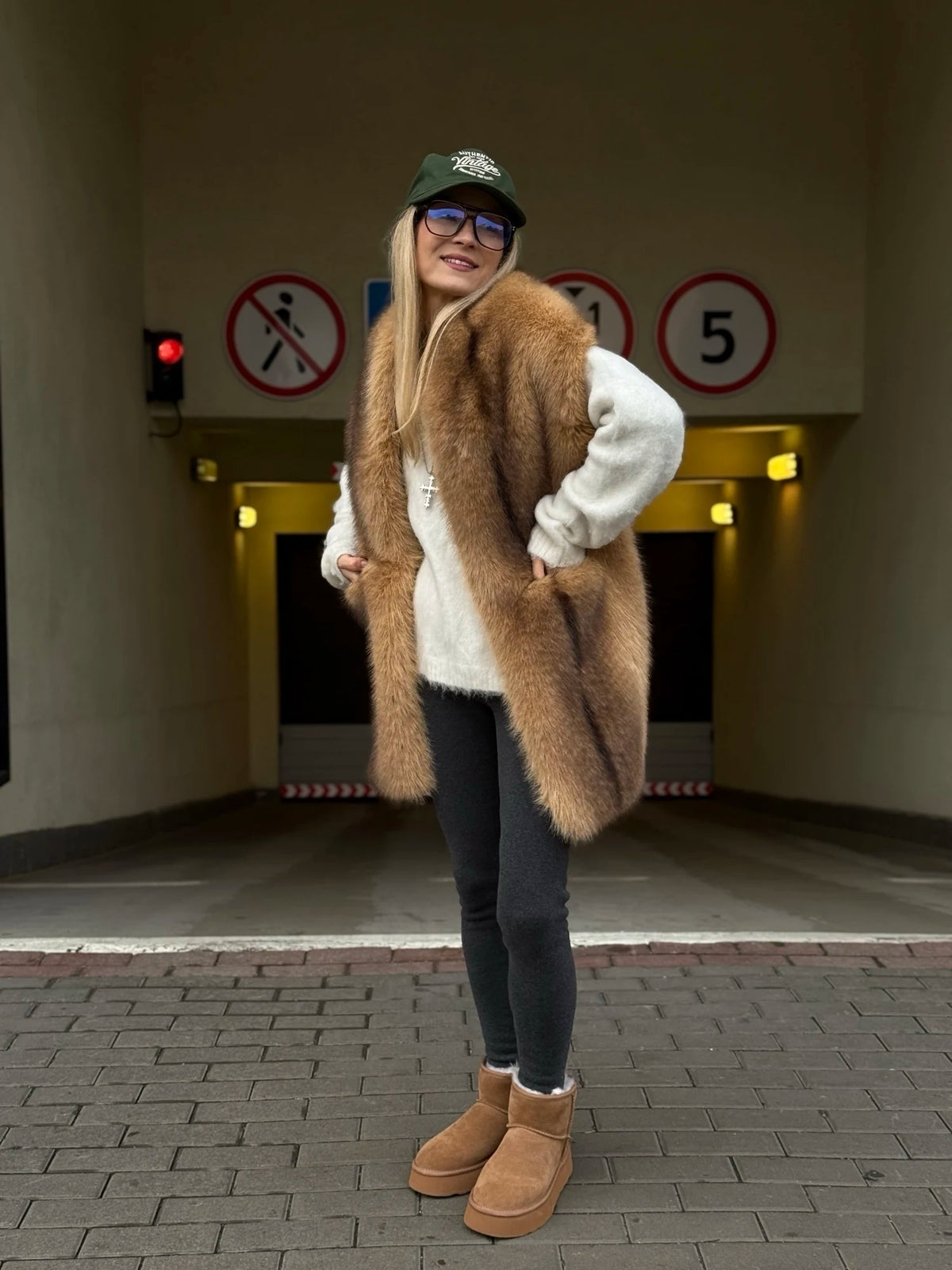 Sciarpa donna in pelliccia sintetica con tasche marrone