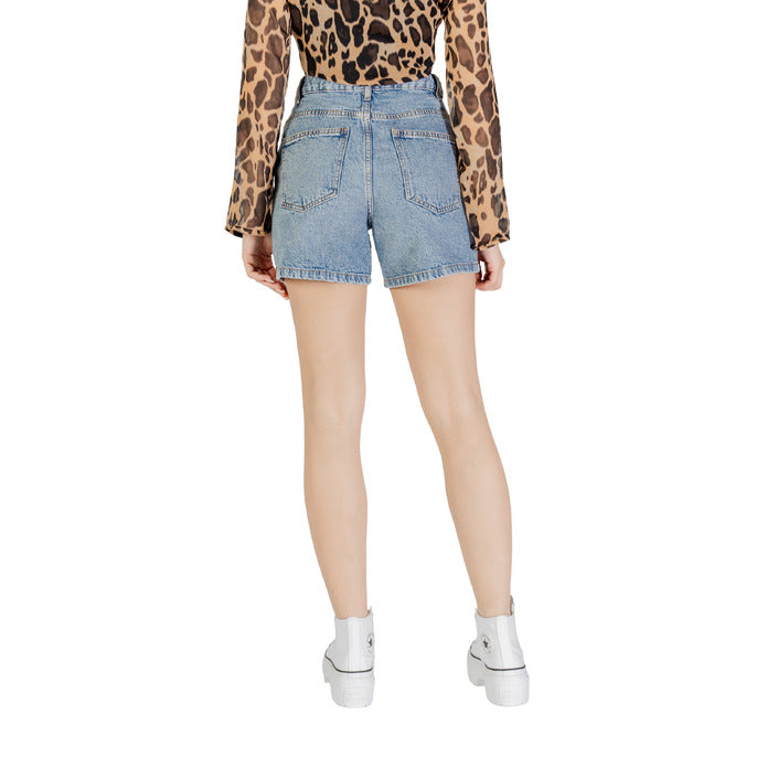 Shorts donna Ichi in denim blu chiaro, 100% cotone, con tasche, vita media, stile casual estivo.