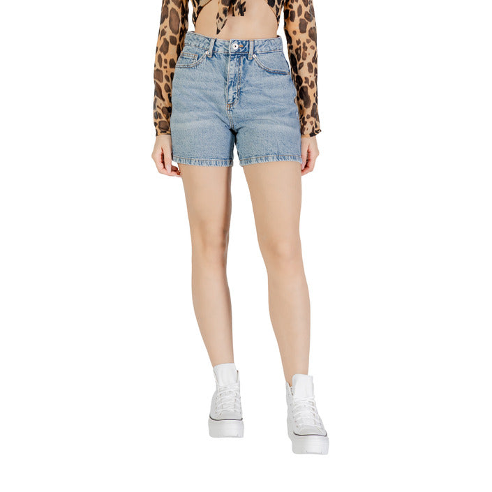Shorts donna Ichi in denim blu chiaro, 100% cotone, con tasche, vita media, stile casual estivo.