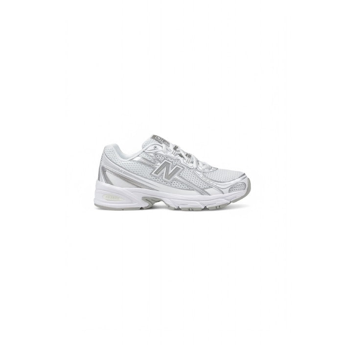 "Sneakers New Balance 740 bianche da donna, comode, versatili con lacci, ideali per la stagione primavera estate 2025, perfette per un look casual e sportivo."