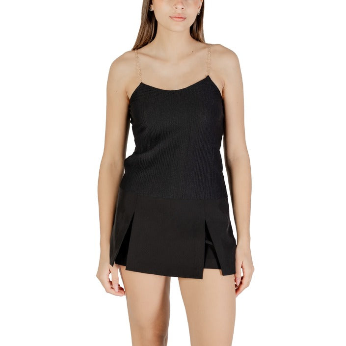Top nero da donna con spalline sottili e tessuto in lurex, ideale per look estivi eleganti.