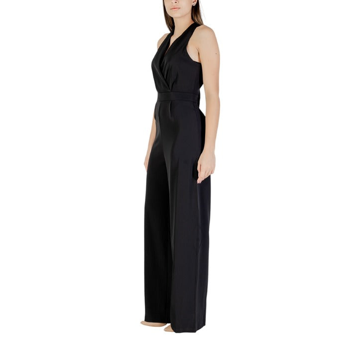 Tuta nera da donna con scollo a V, vestibilità elegante e moderna per l’estate.

