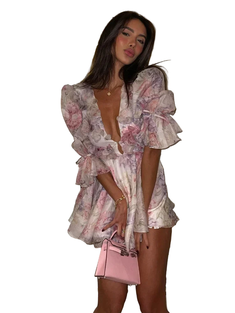 Donna elegante in abito mini chiffon floreale con scollatura a V e maniche a palloncino, perfetto per party estivi