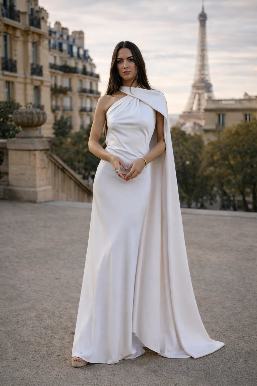 Abito lungo bianco elegante da donna con mantella nuova collezione Viale del Glamour