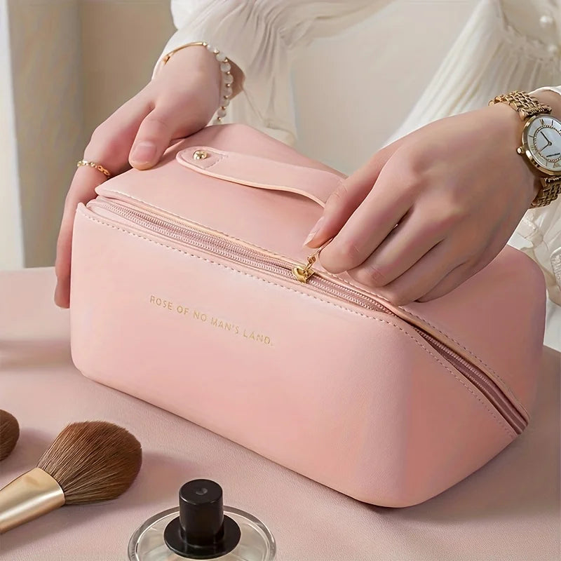 Beauty case da viaggio con apertura ampia, divisori interni ed estetica minimal elegante