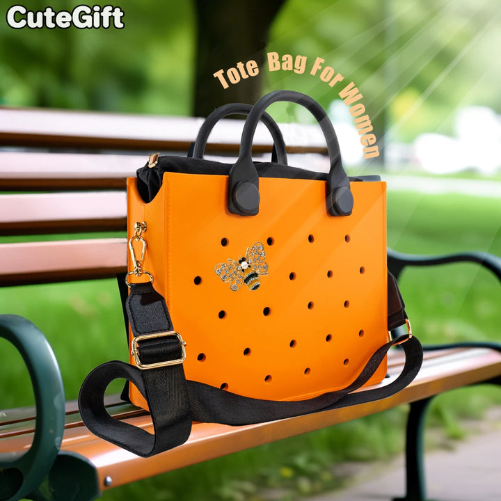 Borsa in EVA personalizzabile con spille e pin, trend moda 2025